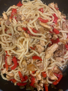 Una foto de Fideos Udon con pollo y verduras