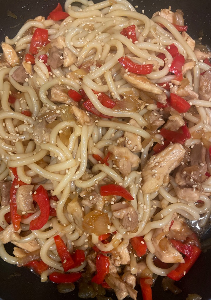 Una foto de Fideos Udon con pollo y verduras