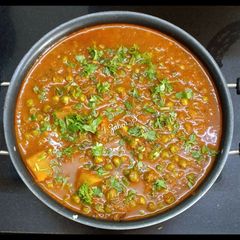 A picture of Matar Aloo in gravy.