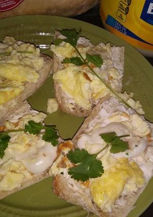 Una foto de Molletes de huevo