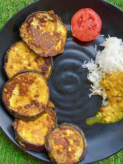 बैंगन भाजा (baingan bhaja recipe in Hindi) रेसिपी मुख्य फोटो