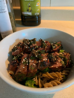 Una foto de Atún fresco (medallón) con cilantro