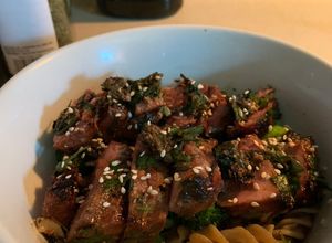 Una foto de Atún fresco (medallón) con cilantro