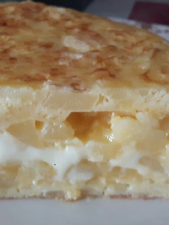 Una foto de Tortilla de patatas rellena de queso
