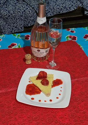 Una foto de Tarta de fresa con coulis de fresa