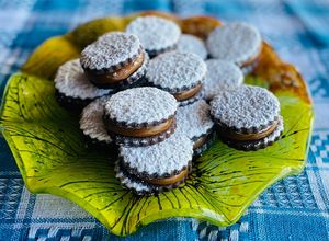 Una foto de Alfajores de chocolate con masa sableé