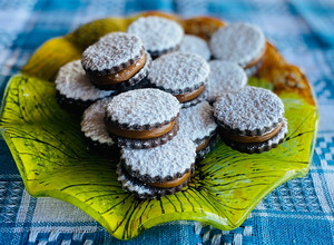 Una foto de Alfajores de chocolate con masa sableé