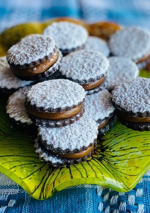 Una foto de Alfajores de chocolate con masa sableé