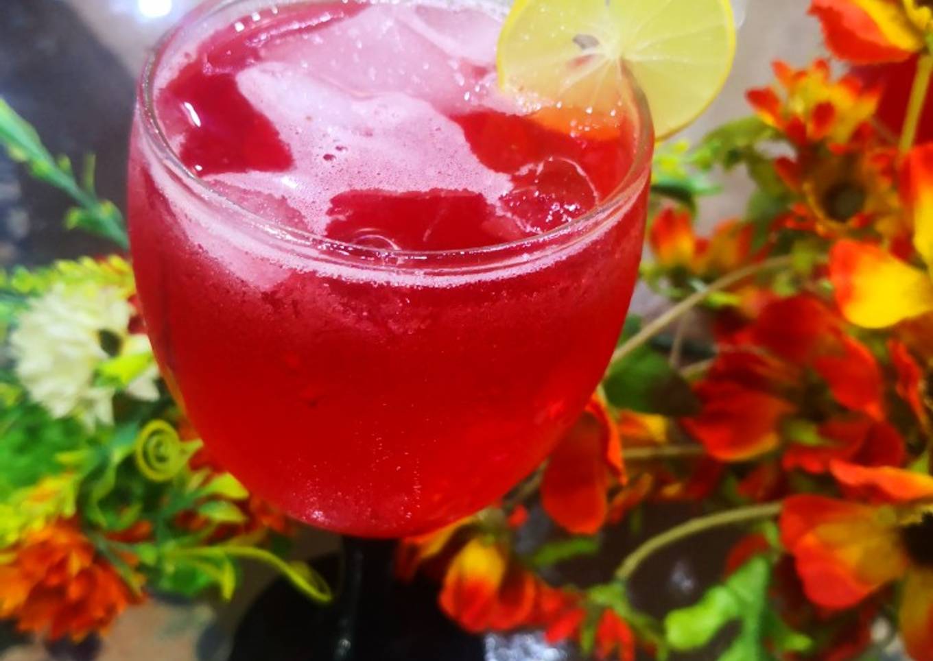 Traditional lal sharbat with lemon