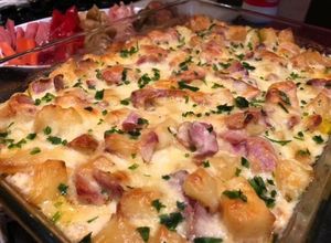 O poză a rețetei Cartofi cu brânză și bacon la cuptor.