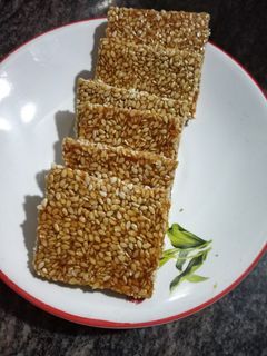 તલ ની ચીકી (Til Chiki Recipe In Gujarati) રેસીપી મુખ્ય ફોટો