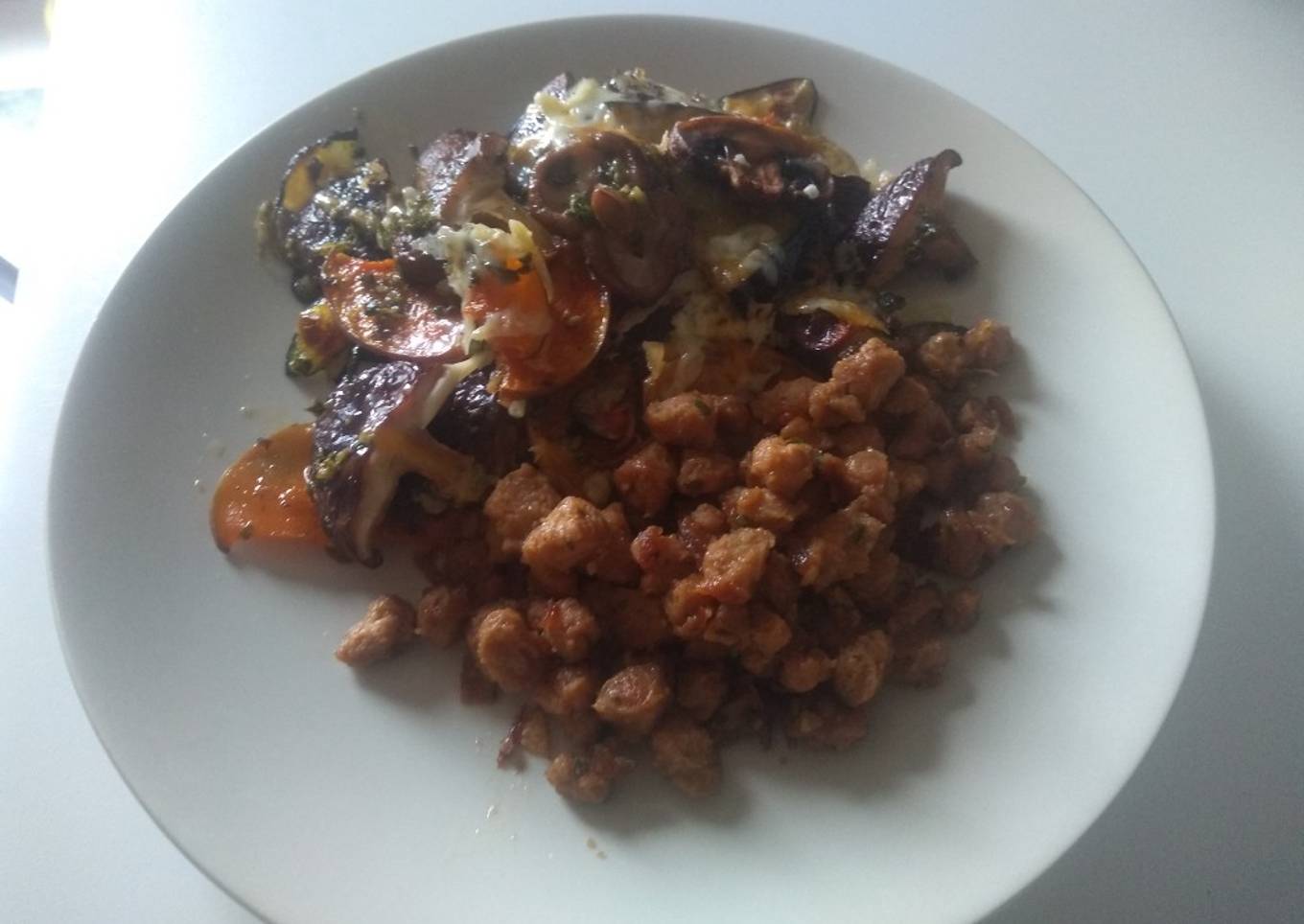 Setas al horno en cama de chips de verduras con soja texturizada