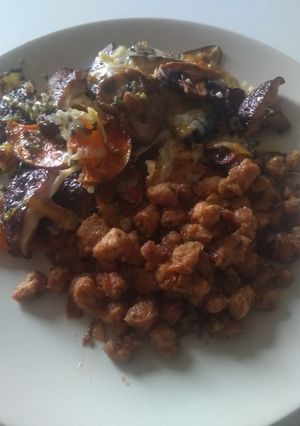 Una foto de Setas al horno en cama de chips de verduras con soja texturizada