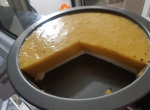 Una foto de Mousse de mango con base de queso