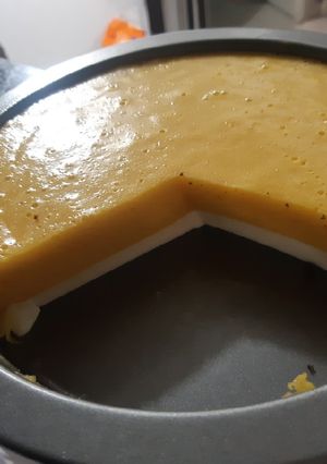 Una foto de Mousse de mango con base de queso