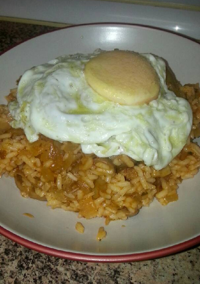 Una foto de Arroz encebollado con panceta y champiñones