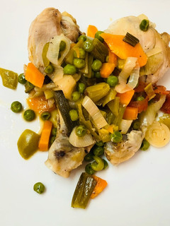 Una foto de Pollo arvejado al vino blanco!!