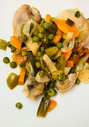 Una foto de Pollo arvejado al vino blanco!!
