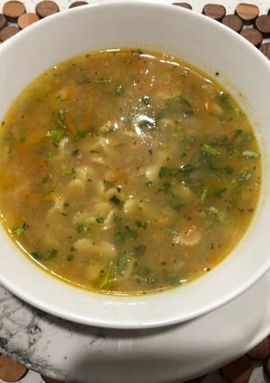 Una foto de Sopa de carne con verduras y mariposas