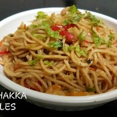 A picture of Veg hakka noodles.