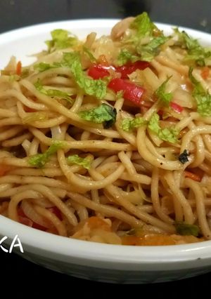 A picture of Veg hakka noodles.