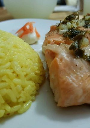 Una foto de Salmón al paquete con timbal de arroz