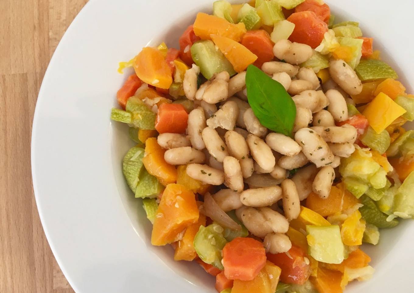 Verduras al vapor con alubias blancas rehogadas