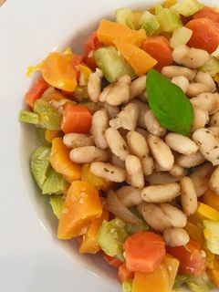 Una foto de Verduras al vapor con alubias blancas rehogadas
