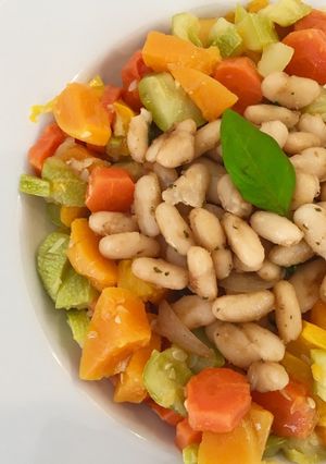 Foto principal de Verduras al vapor con alubias blancas rehogadas