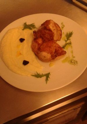 Una foto de Pechuga de pollo con mousseline de papa