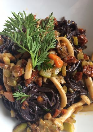 Una foto de Pasta nero con verduras