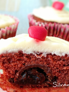 Una foto de 97.🧁Cupcakes Red Velvet rellenos de cereza con licor🍒