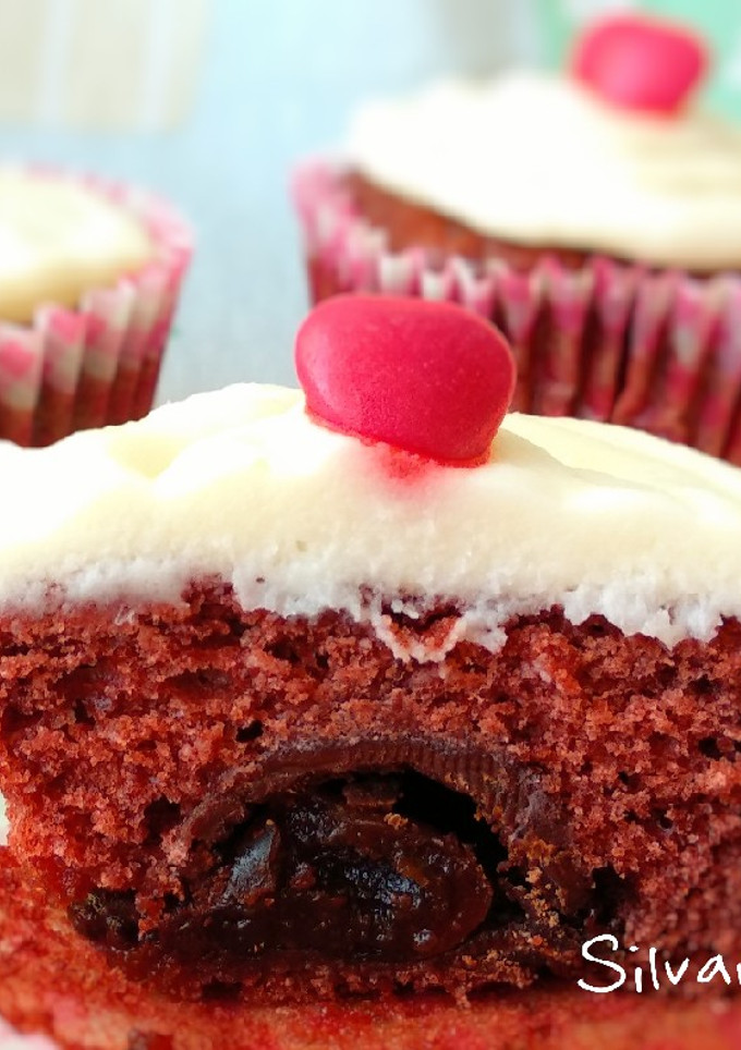 Una foto de 97.🧁Cupcakes Red Velvet rellenos de cereza con licor🍒