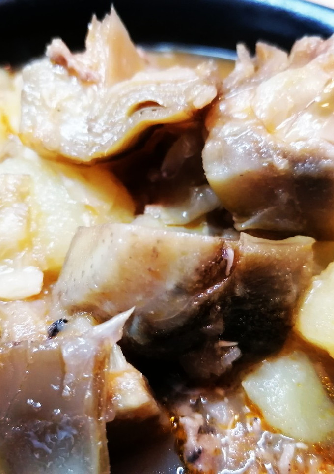 Una foto de Guiso de butifarra y alcachofas