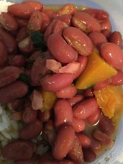 Una foto de Habichuelas o frijoles colorados estilo Puertorriqueño