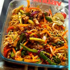 A picture of Chicken salad with Maggi noodles.