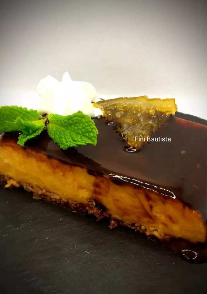 Una foto de Flan de naranja con sirope de chocolate sin horno