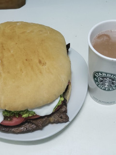 Una foto de El Manso italiano con chocolate caliente con coco
