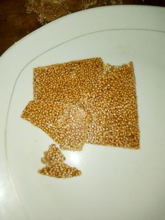 તલ ની ચીકી (Til Chiki Recipe In Gujarati) રેસીપી મુખ્ય ફોટો