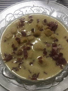 Una foto de Crema de coliflor, judías verdes y parmesano