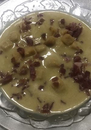 Una foto de Crema de coliflor, judías verdes y parmesano
