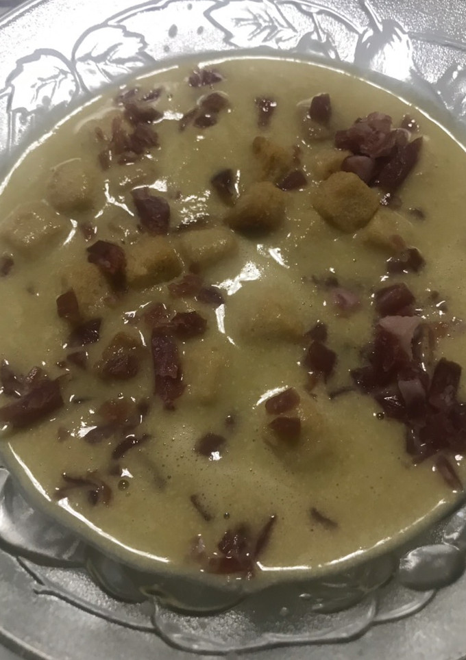 Una foto de Crema de coliflor, judías verdes y parmesano