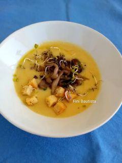 Una foto de Crema de puerros con salteado de setas