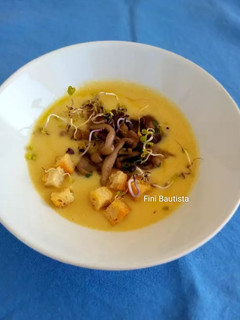Una foto de Crema de puerros con salteado de setas
