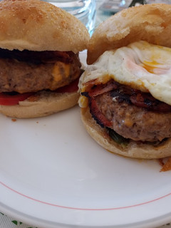 Una foto de Hamburguesa casera rellena de queso fundido