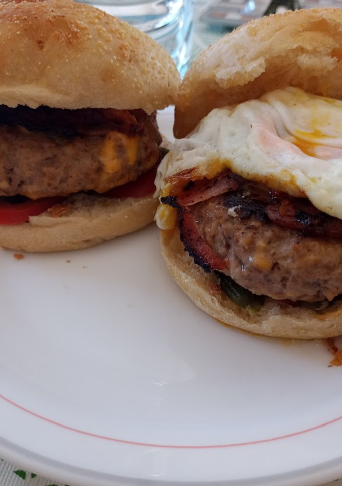 Una foto de Hamburguesa casera rellena de queso fundido