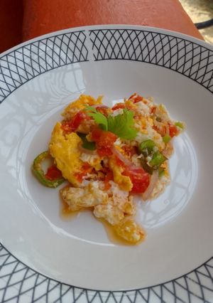Una foto de Huevos con vegetales 🍳🫑🍅