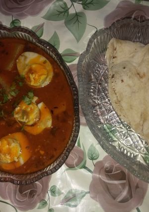 A picture of Andaa Aloo Curry with Chapti.