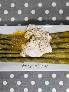 Foto di Asparagi con uova poché