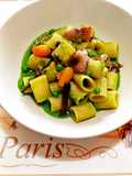 Mezze maniche, crema di piselli, datterino giallo, e funghi di bosco